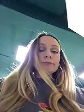 Snapshot of Bondgirl_013 chatting on 02-25-26, 06:17 Bondgirl 013 online show from 02-25-26, 06:17