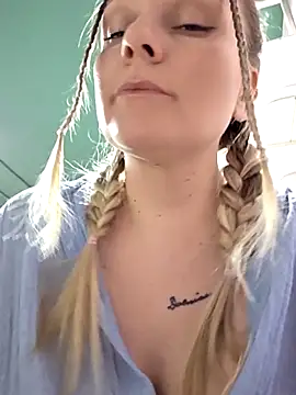 Snapshot of Bondgirl_013 chatting on 04-05-26, 05:21 Bondgirl 013 online show from 04-05-26, 05:21