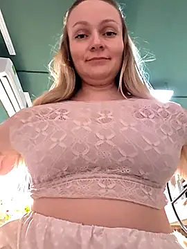 Snapshot of Bondgirl_013 chatting on 04-23-26, 04:31 Bondgirl 013 online show from 04-23-26, 04:31