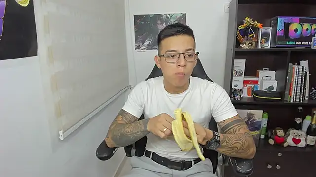 Snapshot of SIXXTOLOVE18 chatting on 03-08-25, 06:21 SIXXTOLOVE18 online show from 03-08-25, 06:21