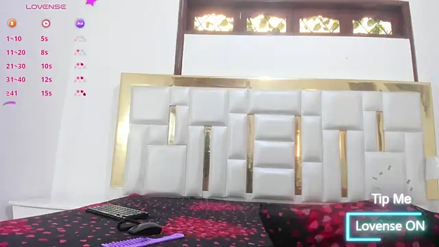 Snapshot of Kylieandjhonny chatting on 12-18-24, 07:19 Kylieandjhonny online show from 12-18-24, 07:19