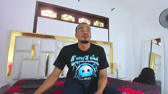 Snapshot of Kylieandjhonny chatting on 02-14-25, 06:19 Kylieandjhonny online show from 02-14-25, 06:19