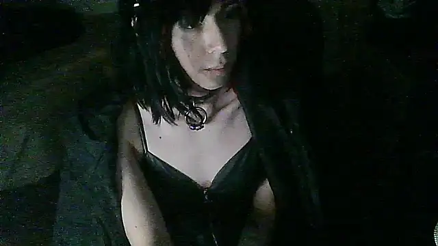 Snapshot of crystalxh chatting on 10-10-25, 08:30 crystalxh online show from 10-10-25, 08:30