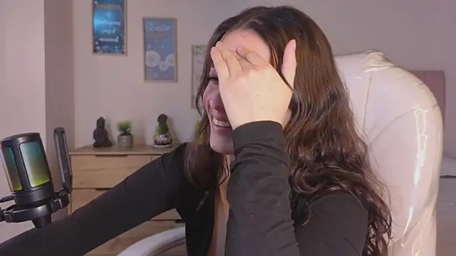 Amaia Daniells online show from 01-14-26, 03:56