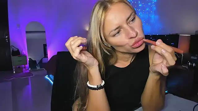 Snapshot of holy_khloe chatting on 03-03-25, 10:17 holy khloe online show from 03-03-25, 10:17