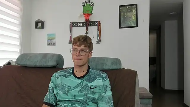 Snapshot of A_sexy_couple__ chatting on 09-19-25, 07:03 A sexy couple online show from 09-19-25, 07:03