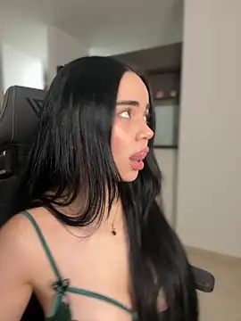 Snapshot of GeorginaJones chatting on 10-29-25, 01:19 GeorginaJones online show from 10-29-25, 01:19