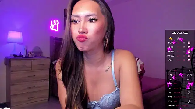 Snapshot of BombshellPH chatting on 12-23-24, 06:05 BombshellPH online show from 12-23-24, 06:05