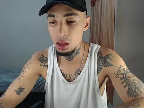 Snapshot of emiliano_hottt chatting on 12-19-24, 05:51 emiliano hottt online show from 12-19-24, 05:51