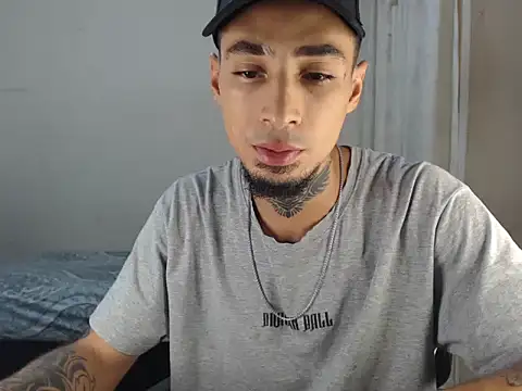 Snapshot of emiliano_hottt chatting on 01-26-25, 07:20 emiliano hottt online show from 01-26-25, 07:20