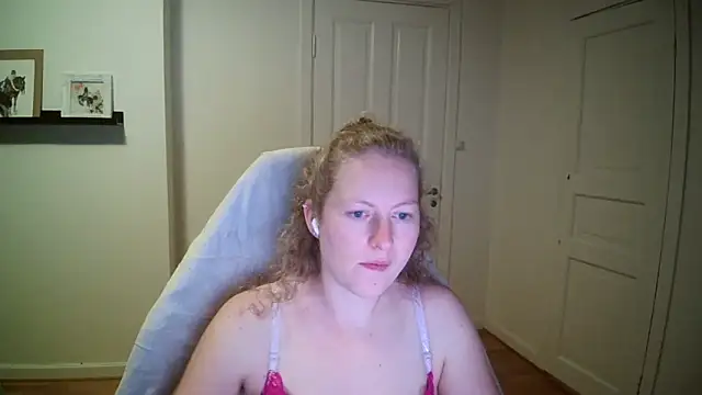 Girlnina-1995 online show from 10-13-25, 08:20