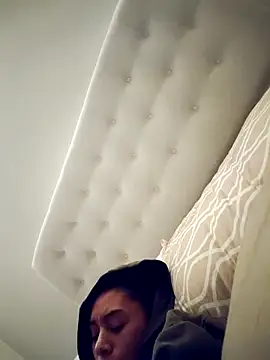 Leaberry online show from 11-28-25, 04:48