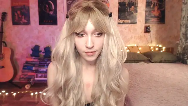 Snapshot of Friendly_Ellie chatting on 01-10-25, 12:27 Friendly Ellie online show from 01-10-25, 12:27