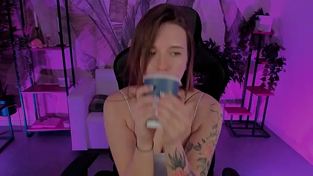 Snapshot of JennyDens chatting on 02-13-25, 03:35 JennyDens online show from 02-13-25, 03:35