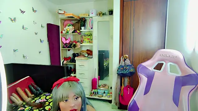 Snapshot of Naasha_ chatting on 10-11-25, 11:14 Naasha  online show from 10-11-25, 11:14