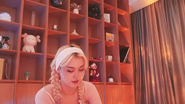 hyun chia online show from 11-25-25, 02:11