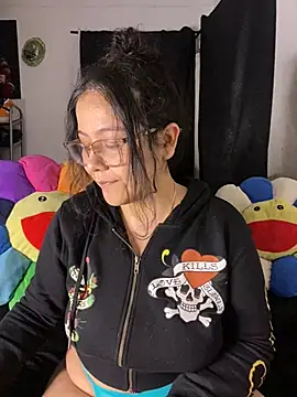 Snapshot of MsConejitaa chatting on 01-11-25, 01:53 MsConejitaa online show from 01-11-25, 01:53