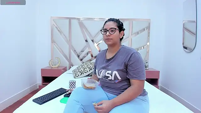 DanielleEvans  online show from 02-25-25, 11:41