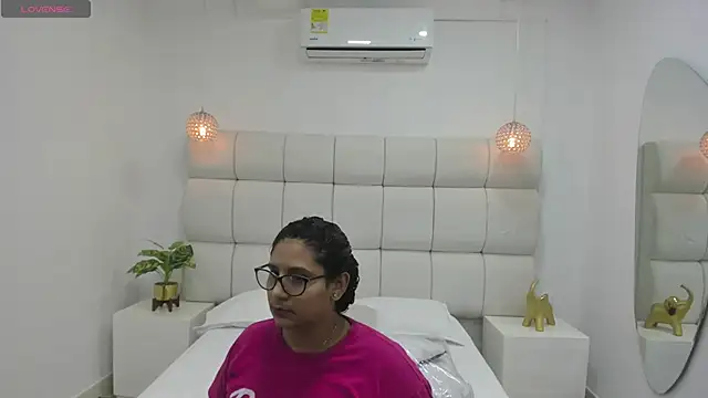 DanielleEvans  online show from 10-19-25, 11:22