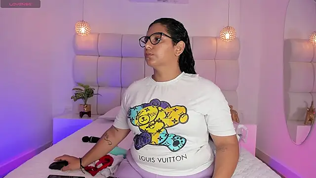 DanielleEvans  online show from 10-23-25, 11:20