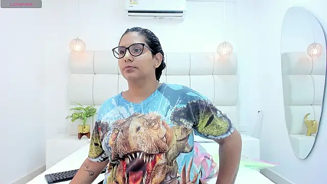 DanielleEvans  online show from 10-28-25, 11:25