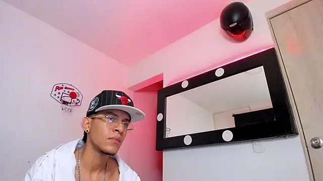 Snapshot of Samuel_Suarez chatting on 06-14-26, 02:24 Samuel Suarez online show from 06-14-26, 02:24
