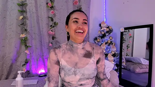 aisha es online show from 12-18-24, 02:32