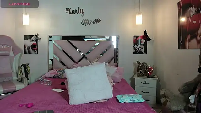 Snapshot of Karly_moon chatting on 12-03-24, 07:43 Karly moon online show from 12-03-24, 07:43