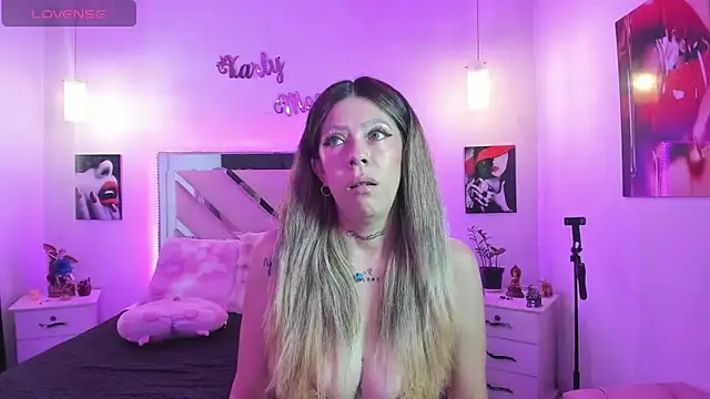 Snapshot of Karly_moon chatting on 11-12-25, 08:19 Karly moon online show from 11-12-25, 08:19