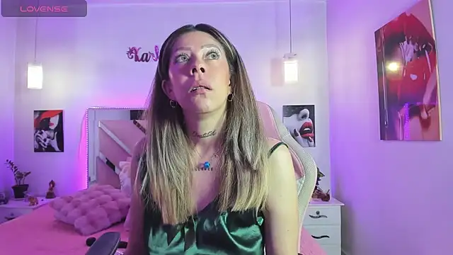 Snapshot of Karly_moon chatting on 11-20-25, 05:18 Karly moon online show from 11-20-25, 05:18