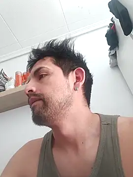 Snapshot of EuphoriaBoys chatting on 05-19-26, 11:05 EuphoriaBoys online show from 05-19-26, 11:05
