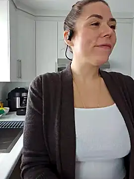 Ellie-L-Elizabeth online show from 01-20-25, 03:07