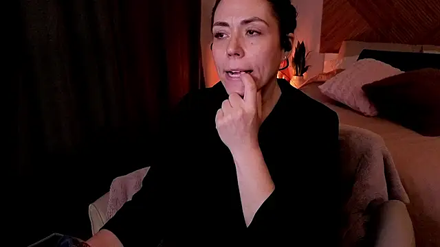 Ellie-L-Elizabeth online show from 04-18-26, 03:32