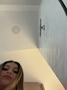 lunablossom  online show from 02-07-25, 07:59