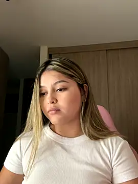 lunablossom  online show from 01-07-26, 12:24