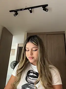 lunablossom  online show from 04-10-26, 08:02