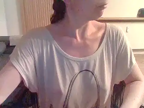 Snapshot of Moi_Lina chatting on 07-17-26, 10:58 Moi Lina online show from 07-17-26, 10:58