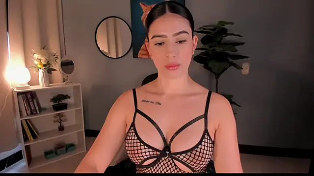 Snapshot of LiaPearce chatting on 11-25-25, 12:27 LiaPearce online show from 11-25-25, 12:27