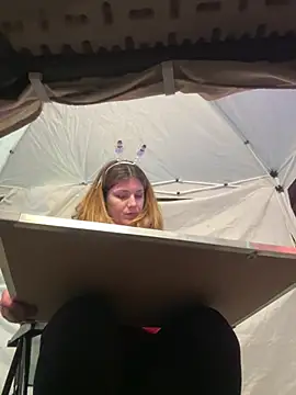 Snapshot of DaisyVibesss chatting on 12-12-24, 03:59 DaisyVibesss online show from 12-12-24, 03:59