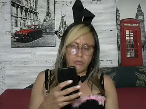 Snapshot of divahot08 chatting on 01-11-25, 10:18 divahot08 online show from 01-11-25, 10:18