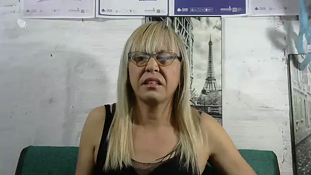 Snapshot of divahot08 chatting on 10-08-25, 08:28 divahot08 online show from 10-08-25, 08:28