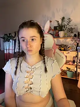 Snapshot of sweetest_pie chatting on 09-15-25, 03:45 sweetest pie online show from 09-15-25, 03:45