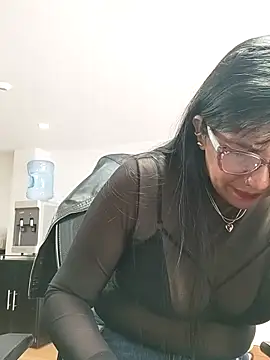 aisha latina online show from 10-21-25, 03:13