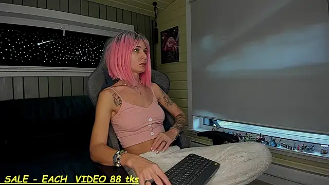 Snapshot of SandyChris chatting on 10-14-25, 11:22 SandyChris online show from 10-14-25, 11:22