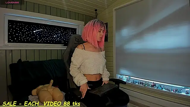 Snapshot of SandyChris chatting on 11-14-25, 10:14 SandyChris online show from 11-14-25, 10:14