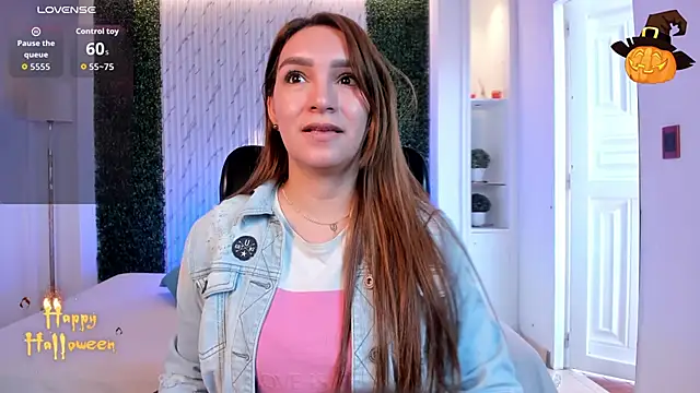 Snapshot of miataylorr1 chatting on 10-31-25, 12:17 miataylorr1 online show from 10-31-25, 12:17