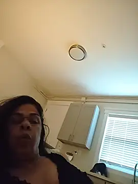 Susannemilf online show from 10-27-25, 03:16