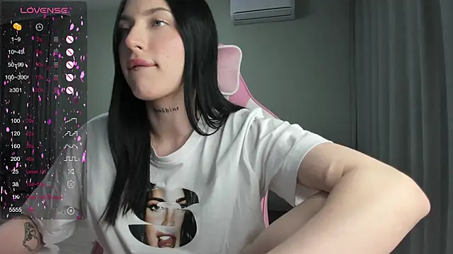 Snapshot of JenniferQueen11 chatting on 02-15-25, 02:22 JenniferQueen11 online show from 02-15-25, 02:22