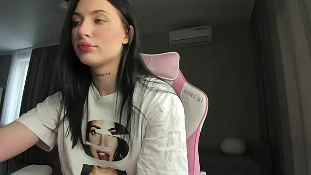 Snapshot of JenniferQueen11 chatting on 03-04-25, 10:02 JenniferQueen11 online show from 03-04-25, 10:02