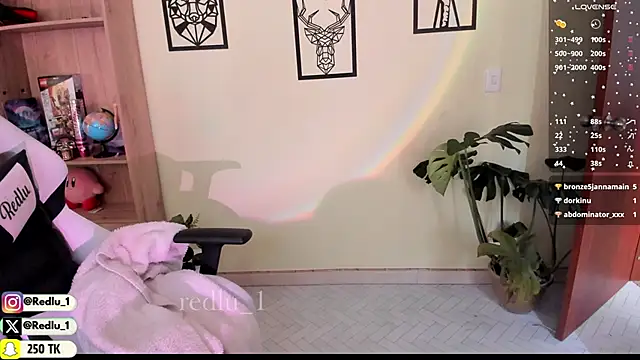 Snapshot of Redlu_1 chatting on 02-14-25, 02:44 Redlu 1 online show from 02-14-25, 02:44